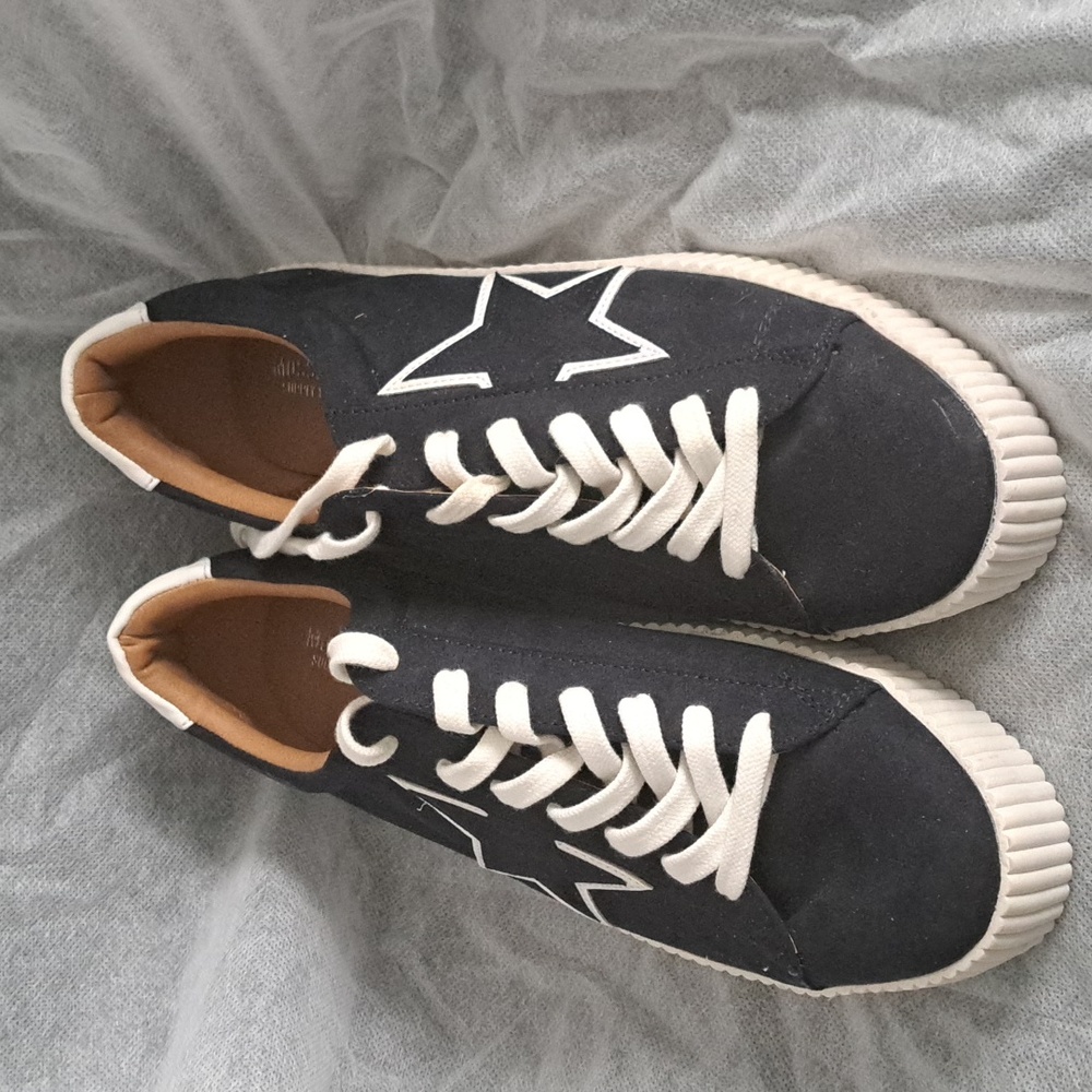 Mossimo size 11 sneakers